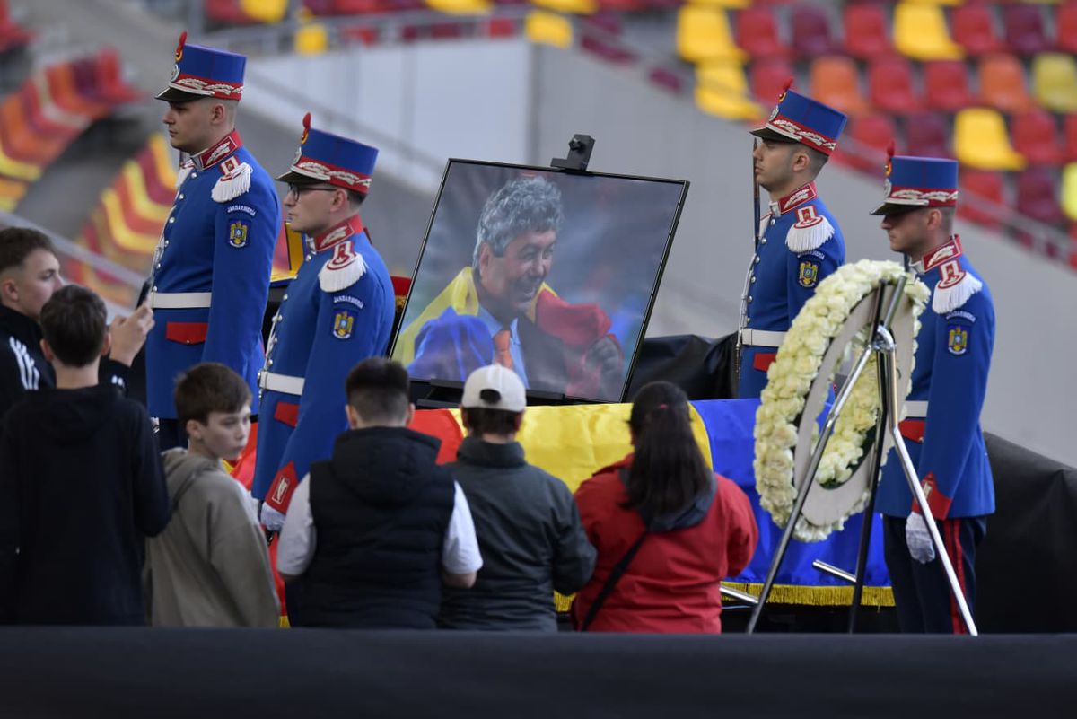 Sicriul cu trupul lui Mircea Lucescu, depus la Arena Națională