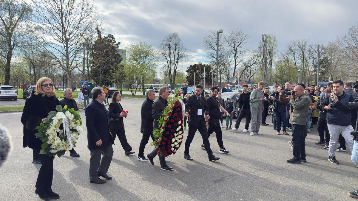 Momente sfâșietoare: Gică Hagi nu și-a putut stăpâni lacrimile la catafalcul lui Mircea Lucescu