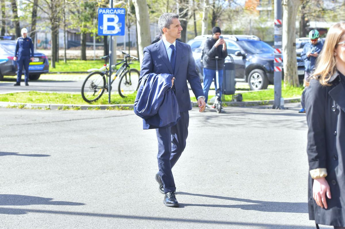 Mii de oameni la priveghiul lui Mircea Lucescu: imagini și filmul zilei » Sicriul va fi depus și mâine la Arena Națională