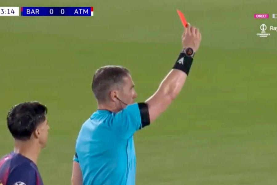 Istvan Kovacs, salvat de VAR în Barcelona - Atletico Madrid // FOTO: captură DigI Sport Hansi Flick, furios pe brigada lui Kovacs: „De ce există VAR? E din Germania, mulțumesc Germania”