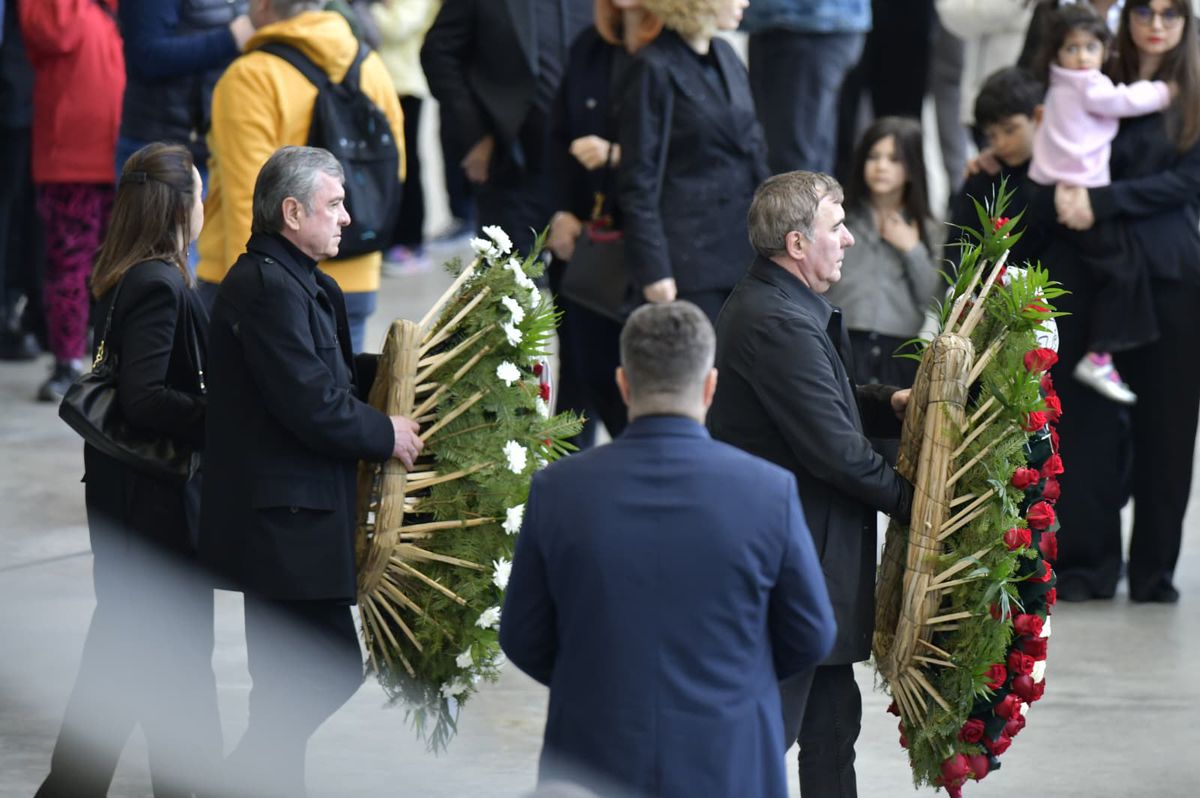 Momente sfâșietoare: Gică Hagi nu și-a putut stăpâni lacrimile la catafalcul lui Mircea Lucescu