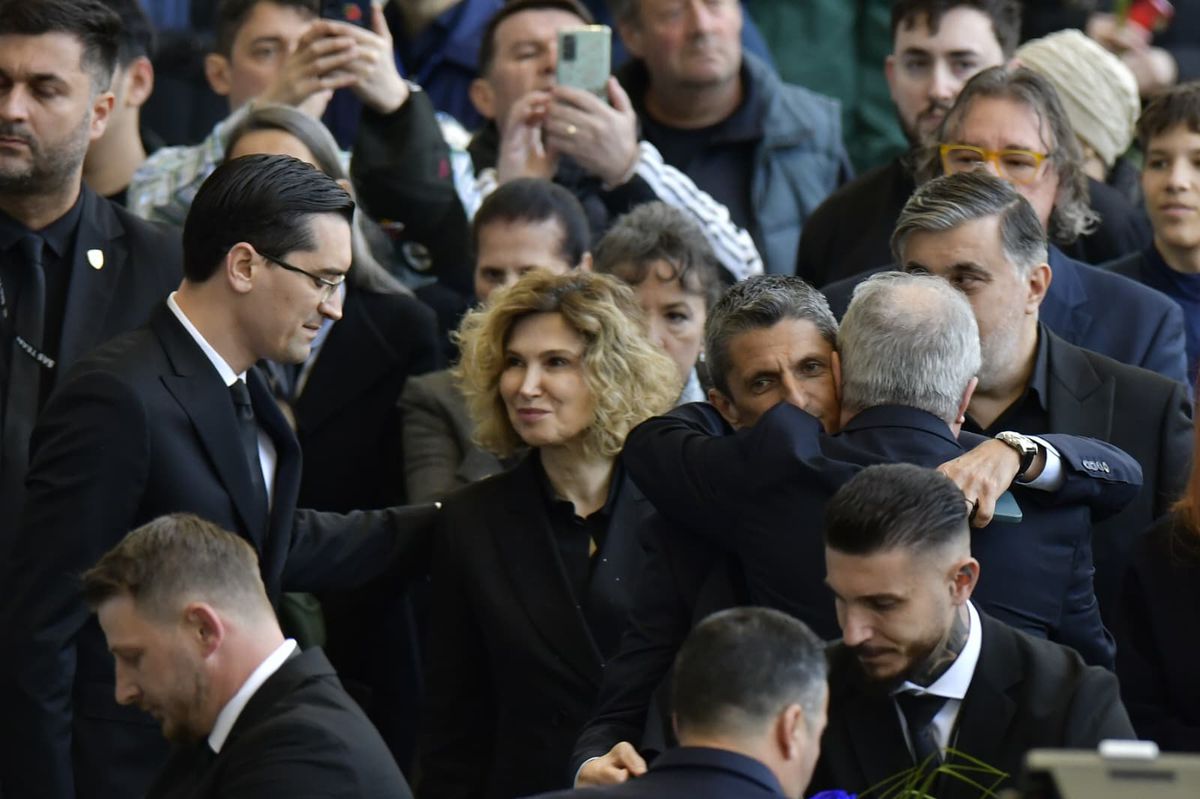 Cadre de Cristi Preda de la Arena Națională, unde a fost depus sicriul cu trupul lui Mircea Lucescu