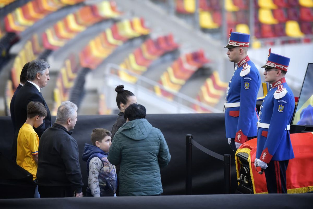 Sicriul cu trupul lui Mircea Lucescu, depus la Arena Națională