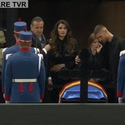 Daniel Bîrligea și iubita lui, la sicriul lui Mircea Lucescu