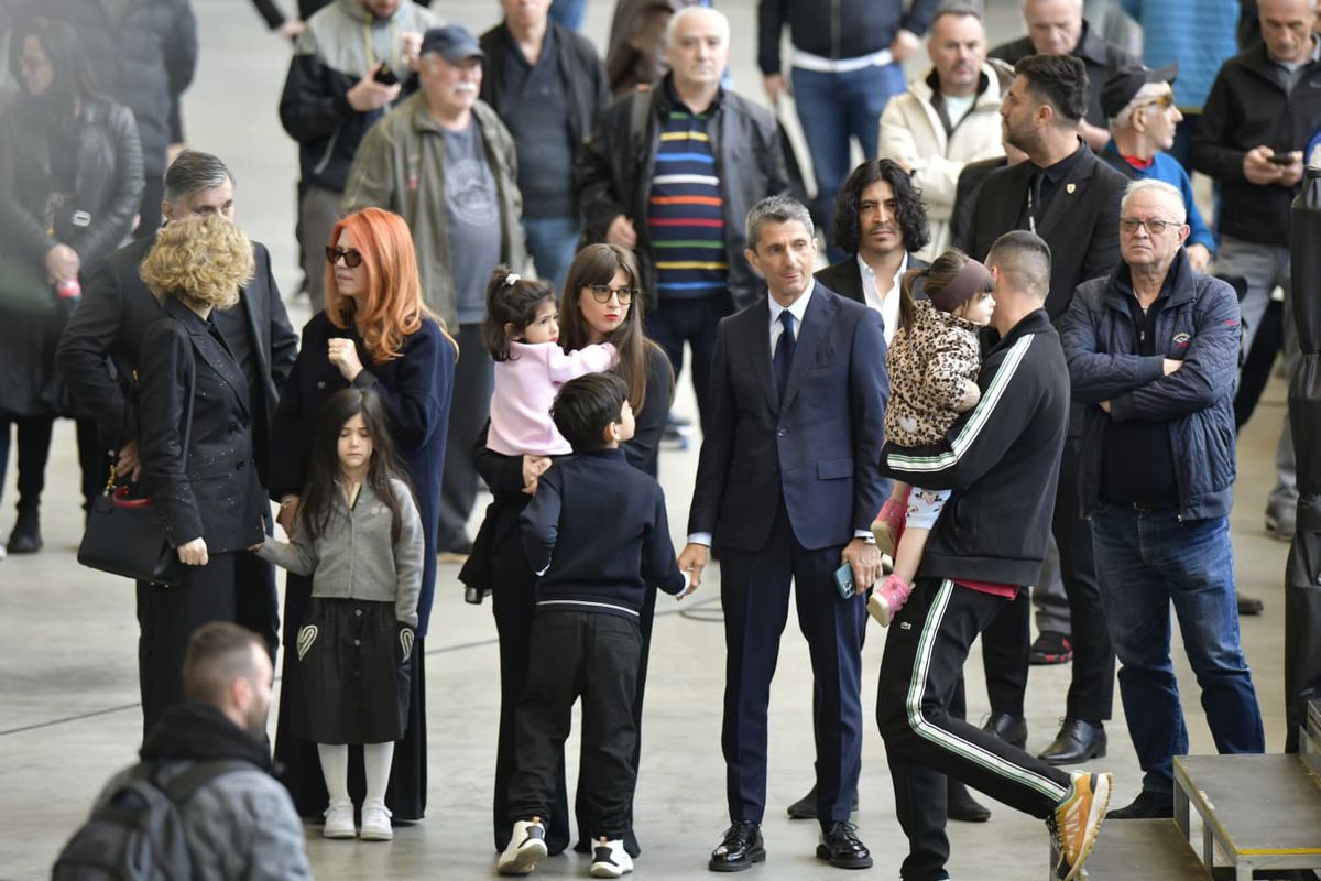 Sicriul cu trupul lui Mircea Lucescu, depus la Arena Națională