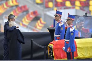 Mii de oameni la priveghiul lui Mircea Lucescu: imagini și filmul zilei » Sicriul va fi depus și mâine la Arena Națională