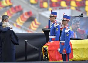 Mii de oameni la priveghiul lui Mircea Lucescu: imagini și filmul zilei » Sicriul va fi depus și mâine la Arena Națională