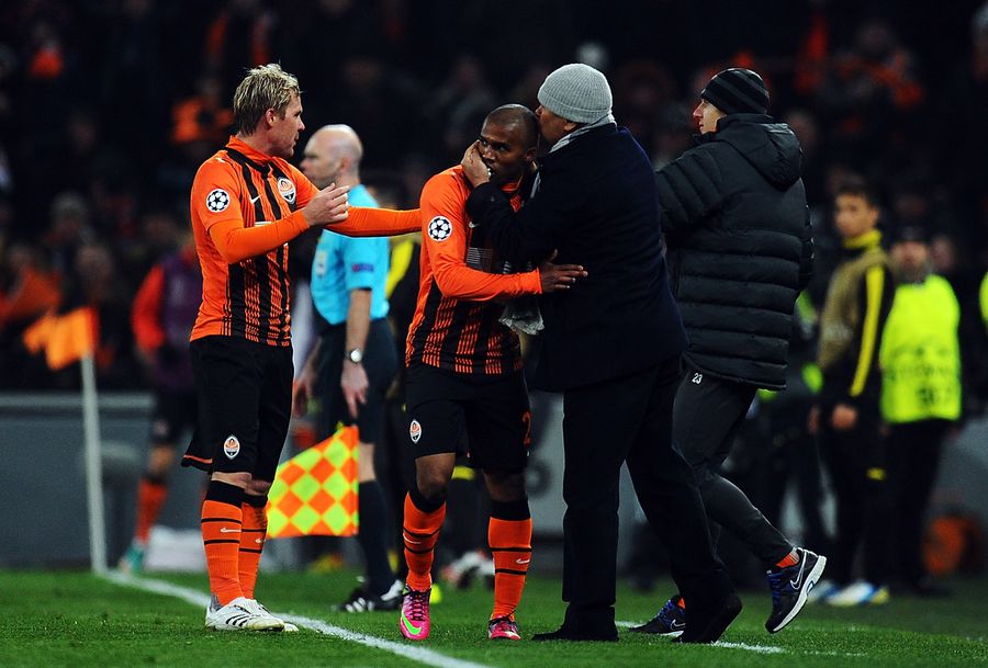 Mircea Lucescu și Douglas Costa // FOTO: Guliver/GettyImages Din mâna lui Mircea Lucescu, în fotbalul mare » I-a adus din Brazilia, țara de care s-a îndrăgostit în tinerețe, și i-a trimis la cele mai mari echipe