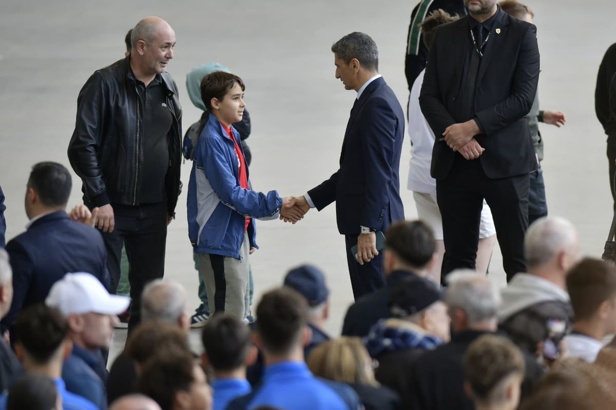 Sicriul cu trupul lui Mircea Lucescu, depus la Arena Națională