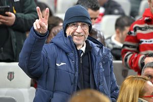 Valeriu Argăseală i-a scris o poezie lui Mircea Lucescu: „Să dăinuiască pentru veșnicie...”