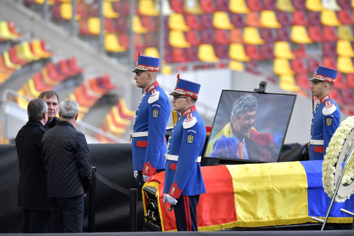 Momente sfâșietoare: Gică Hagi nu și-a putut stăpâni lacrimile la catafalcul lui Mircea Lucescu