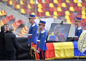 Momente sfâșietoare: Gică Hagi nu și-a putut stăpâni lacrimile la catafalcul lui Mircea Lucescu