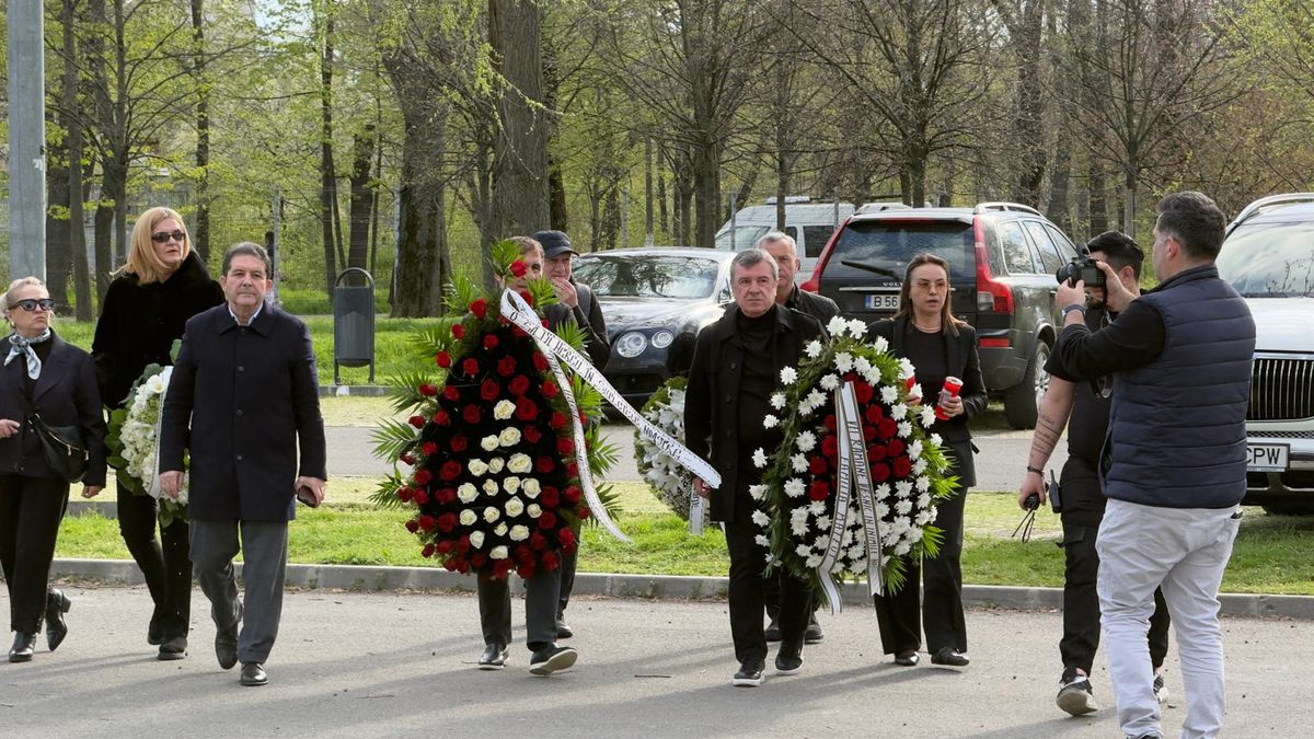 Sicriul cu trupul lui Mircea Lucescu, depus la Arena Națională