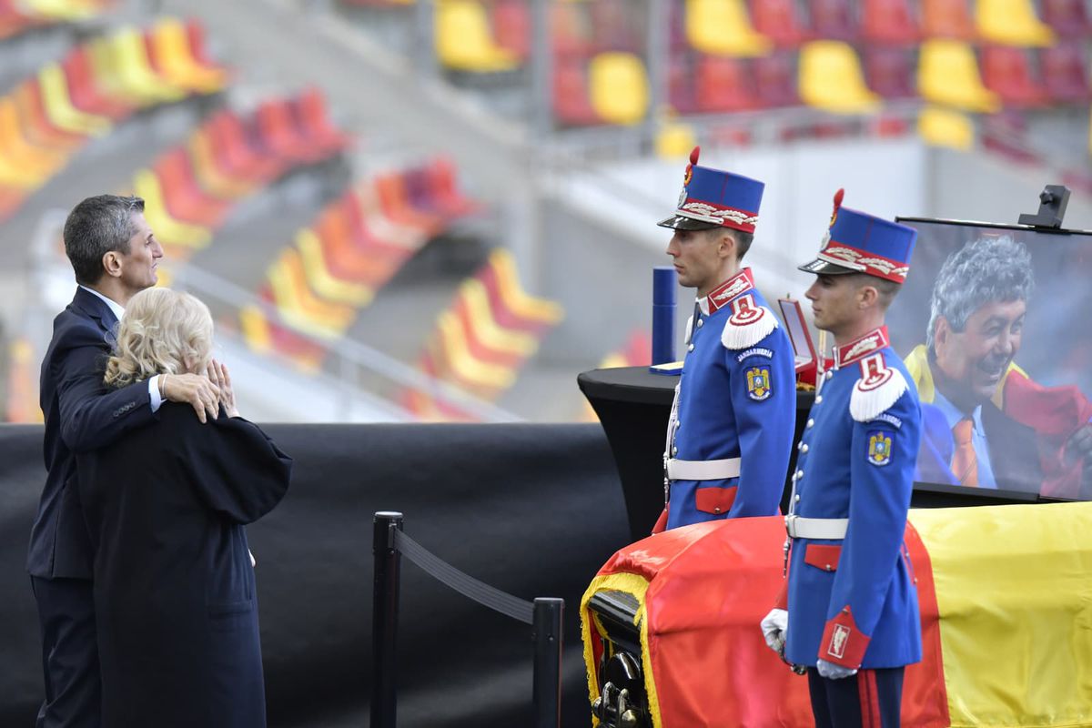 Cadre de Cristi Preda de la Arena Națională, unde a fost depus sicriul cu trupul lui Mircea Lucescu