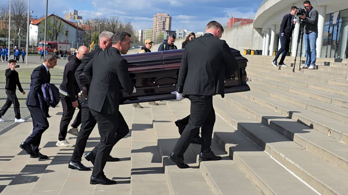 Mii de oameni la priveghiul lui Mircea Lucescu: imagini și filmul zilei » Sicriul va fi depus și mâine la Arena Națională