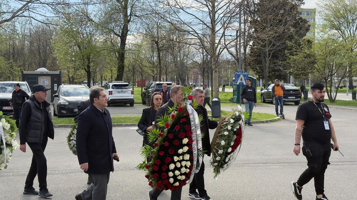 Momente sfâșietoare: Gică Hagi nu și-a putut stăpâni lacrimile la catafalcul lui Mircea Lucescu