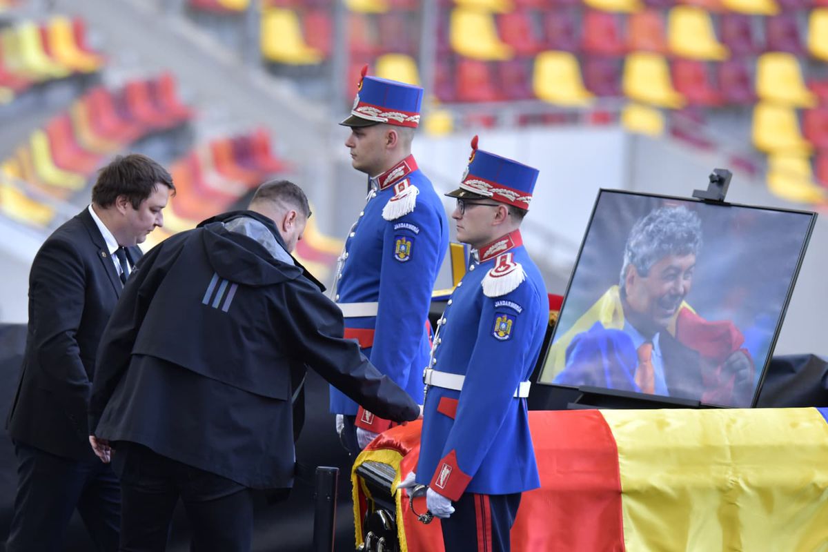 Sicriul cu trupul lui Mircea Lucescu, depus la Arena Națională