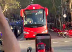 Incidente spre Camp Nou: suporterii Barcelonei au aruncat cu pietre în autocarul lui Atletico, Simeone a reacționat dur
