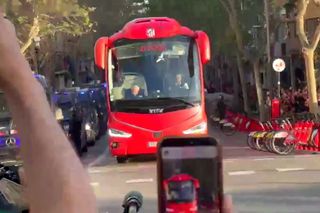 Incidente spre Camp Nou: suporterii Barcelonei au aruncat cu pietre în autocarul lui Atletico, Simeone a reacționat dur