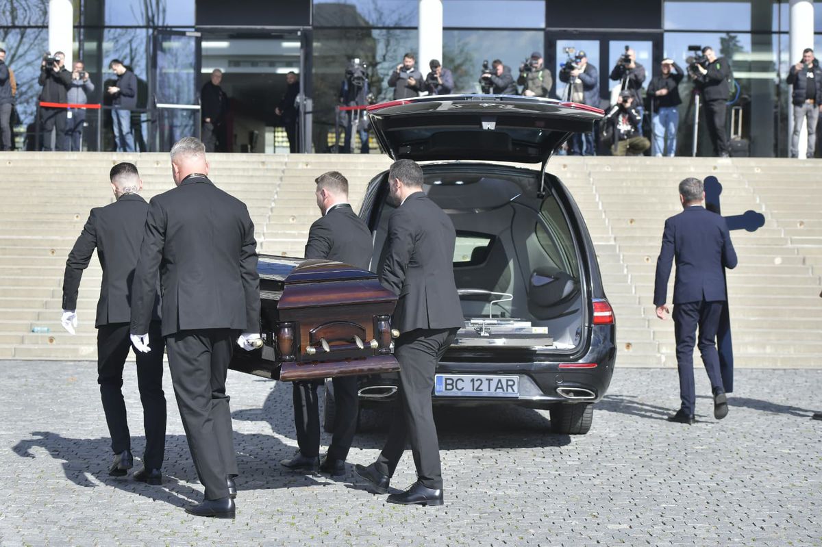 Mii de oameni la priveghiul lui Mircea Lucescu: imagini și filmul zilei » Sicriul va fi depus și mâine la Arena Națională