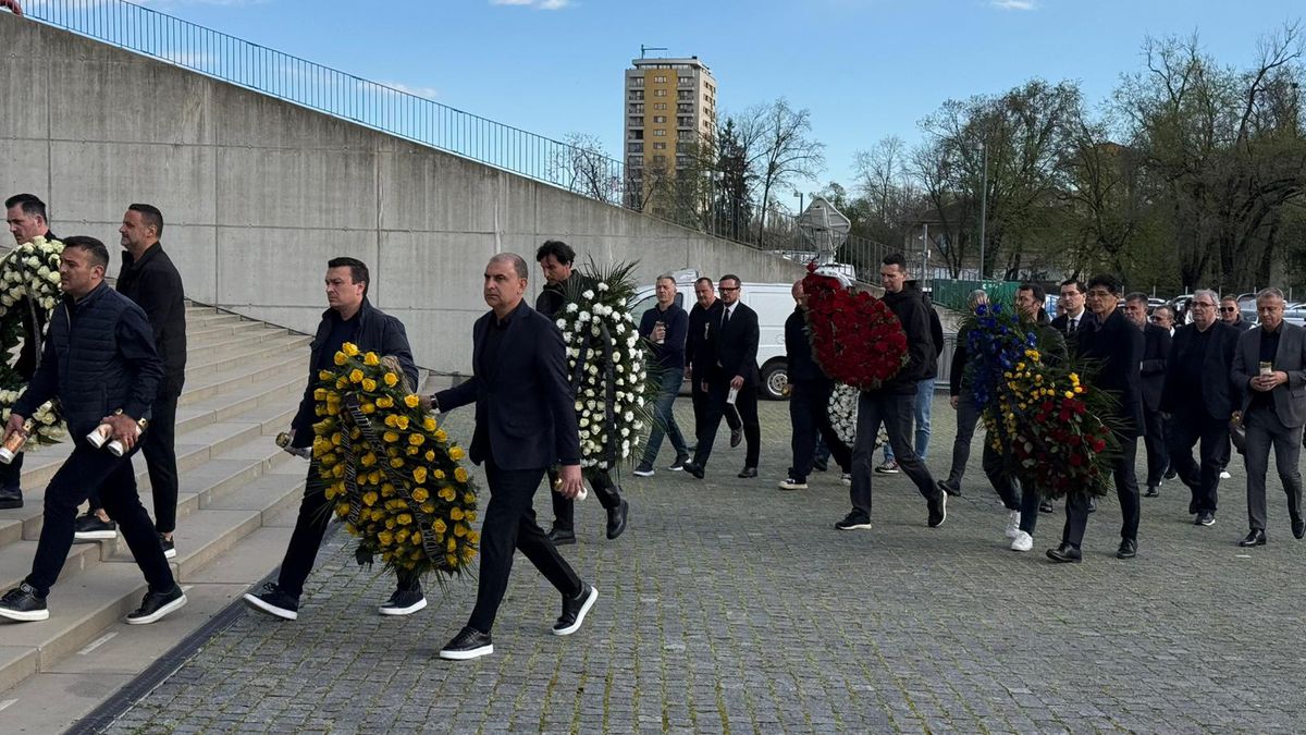 Sicriul cu trupul lui Mircea Lucescu, depus la Arena Națională