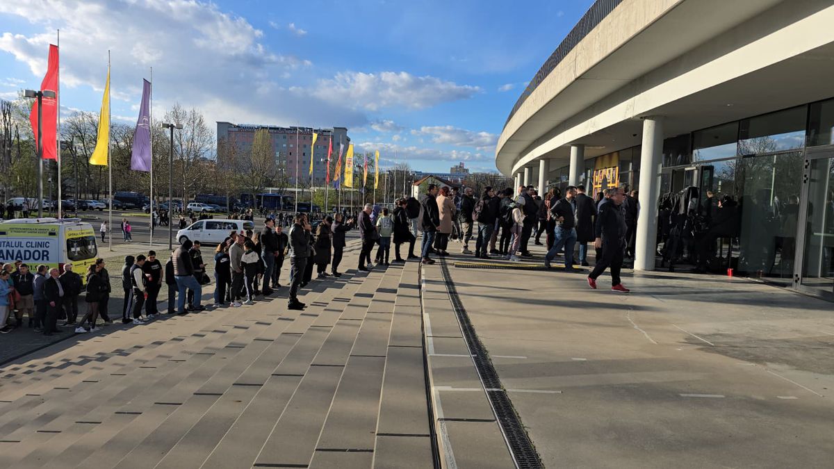 Sicriul cu trupul lui Mircea Lucescu, depus la Arena Națională