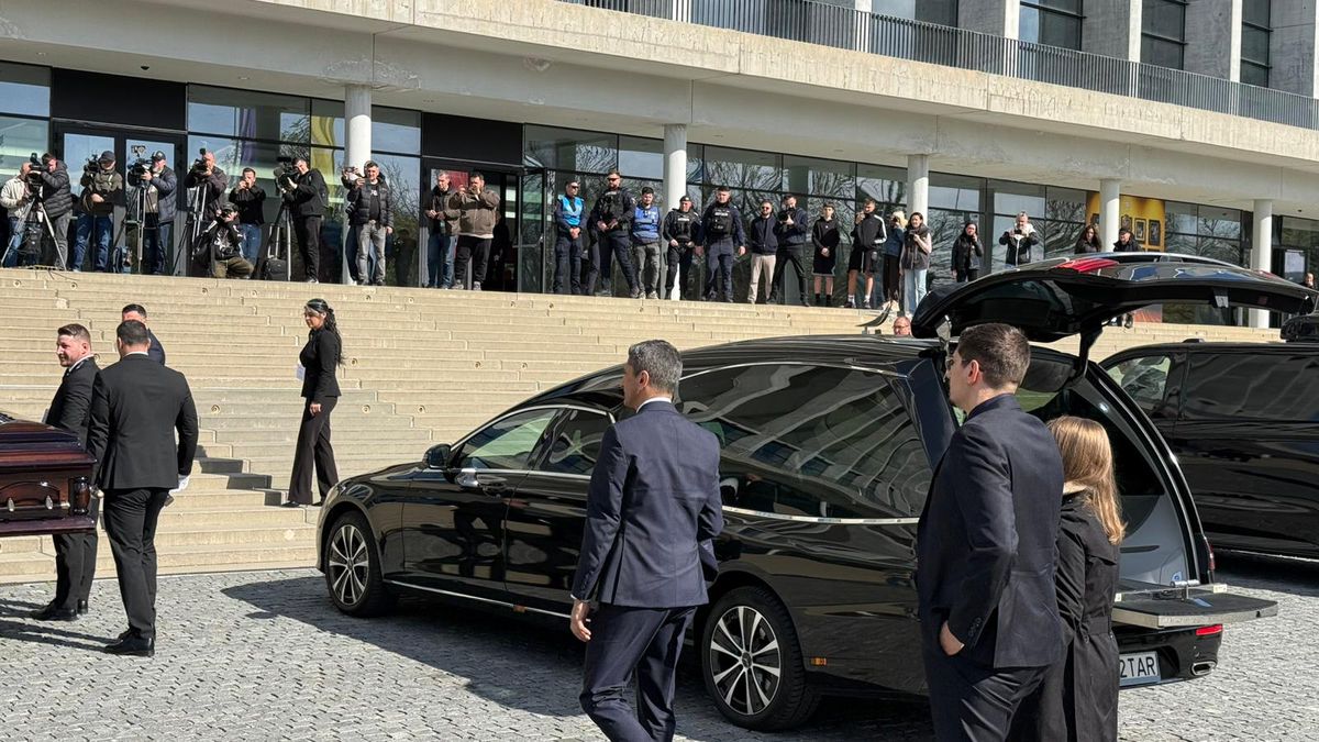 Mii de oameni la priveghiul lui Mircea Lucescu: imagini și filmul zilei » Sicriul va fi depus și mâine la Arena Națională