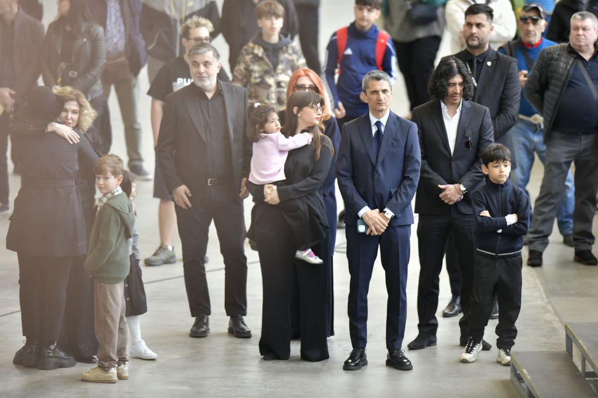 Sicriul cu trupul lui Mircea Lucescu, depus la Arena Națională