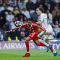 Alvaro Carreras îl îmbrâncește pe Michael Olise în careu / Foto: Imago
