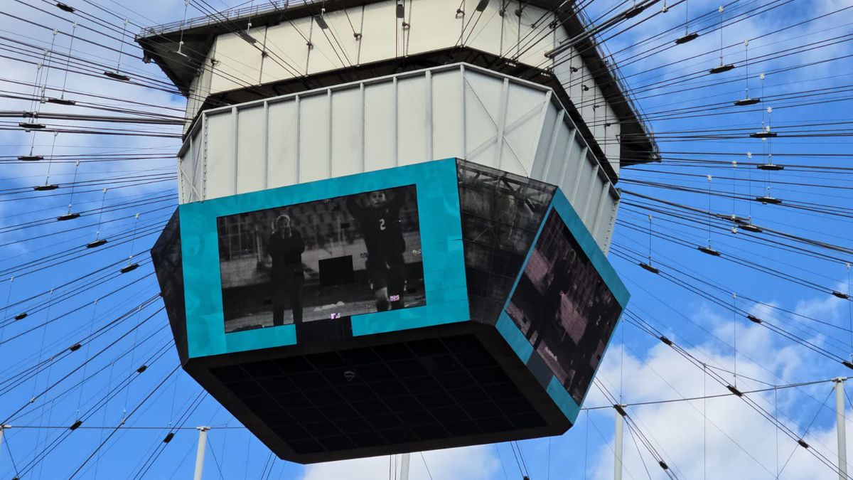 Sicriul cu trupul lui Mircea Lucescu, depus la Arena Națională