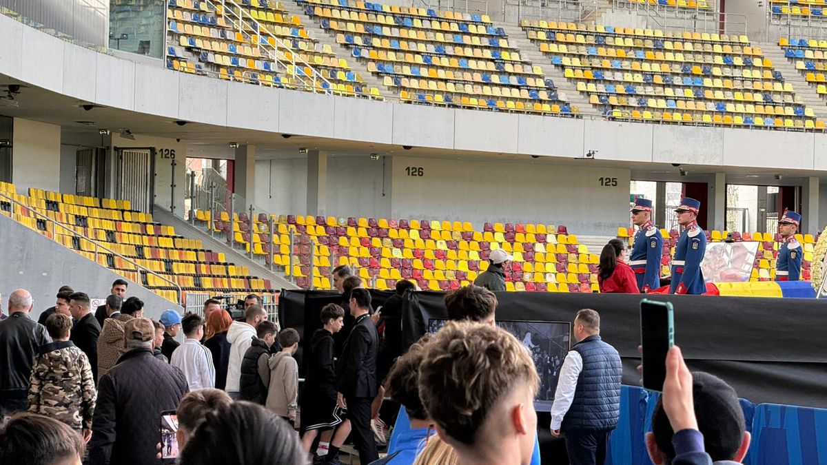 Sicriul cu trupul lui Mircea Lucescu, depus la Arena Națională