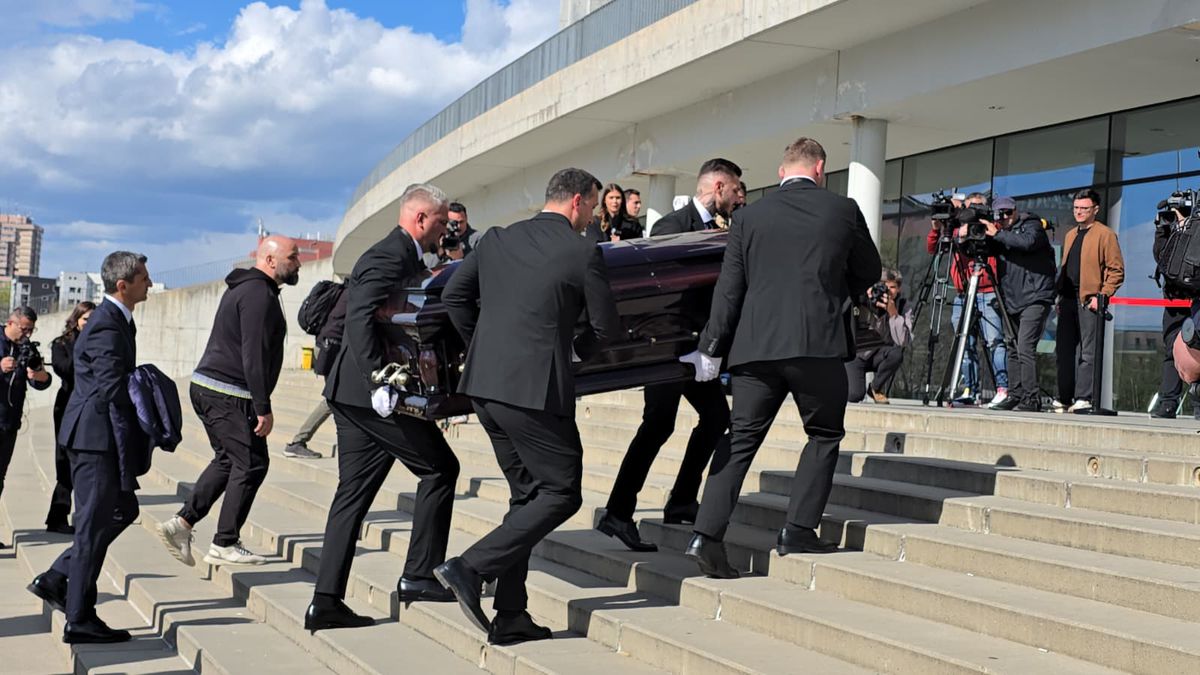 Mii de oameni la priveghiul lui Mircea Lucescu: imagini și filmul zilei » Sicriul va fi depus și mâine la Arena Națională