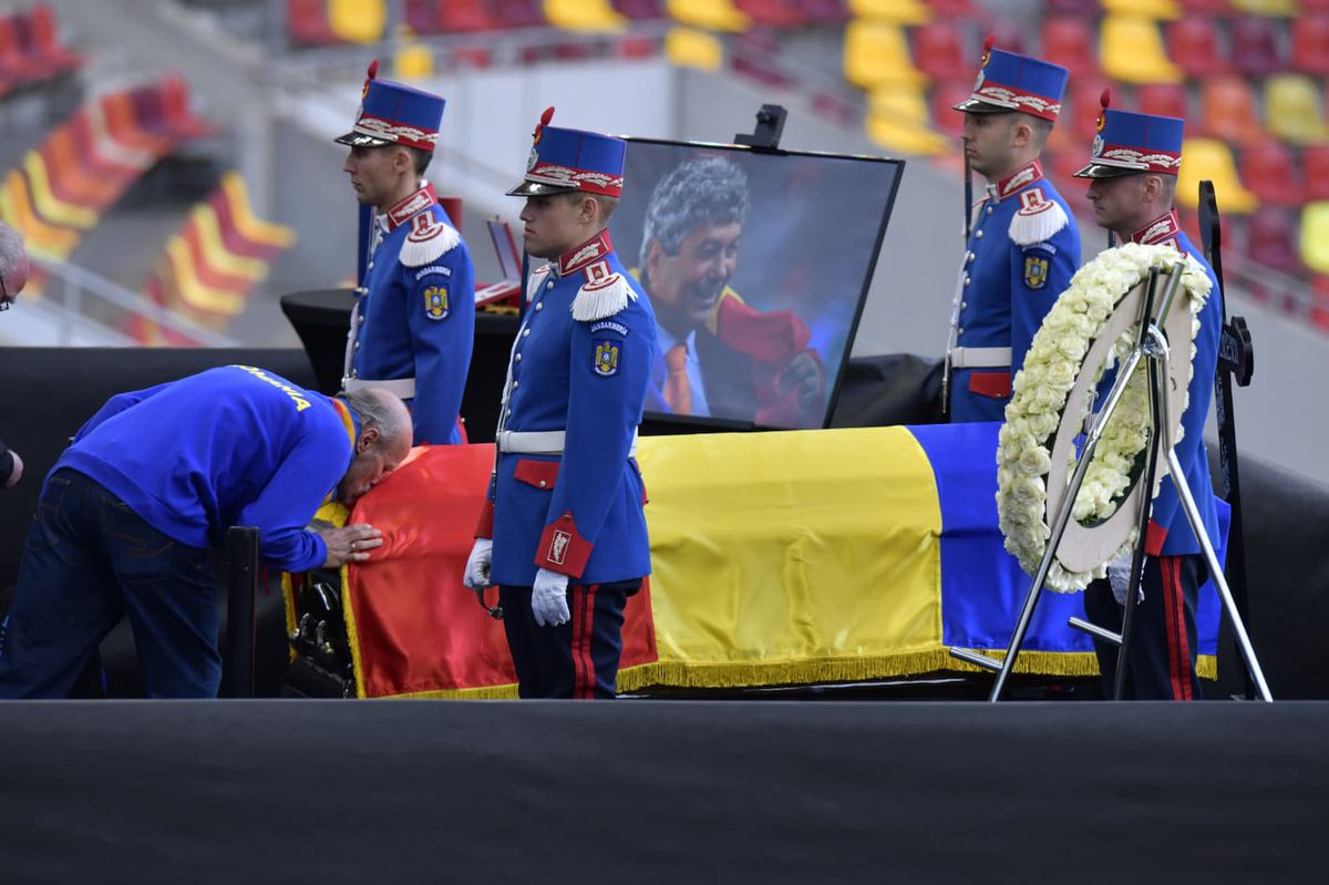 Cadre de Cristi Preda de la Arena Națională, unde a fost depus sicriul cu trupul lui Mircea Lucescu