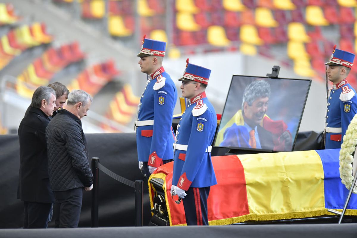 Sicriul cu trupul lui Mircea Lucescu, depus la Arena Națională