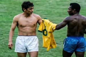Când titanii s-au întâlnit! Lucescu, poveste de fotbal cu Pele: „Tricoul lui este la mine, nespălat încă, are iarbă pe el”