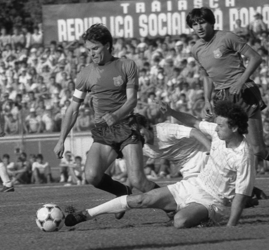 Fază aprigă dintr-un Steaua - Dinamo, cu Rednic în alunecare spre Tudorel Stoica, sub privirile lui Piţurcă