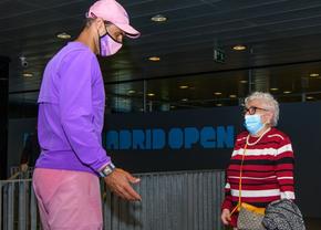 „Vrea o amintire înainte să uite ce e tenisul și cine ești tu”  » Moment emoționant la Madrid: Nadal, întâlnire cu o femeie de 95 de ani