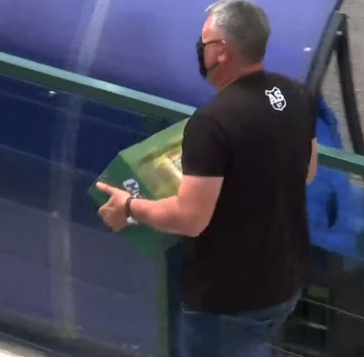 Imaginea zilei la „barajul” Mostiștea Ulmu - Steaua: ce s-a livrat în vestiarul „militarilor” :)