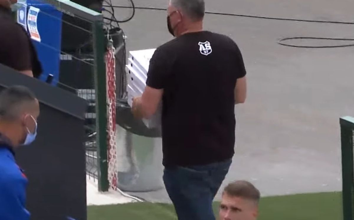 Imaginea zilei la „barajul” Mostiștea Ulmu - Steaua: ce s-a livrat în vestiarul „militarilor” :)