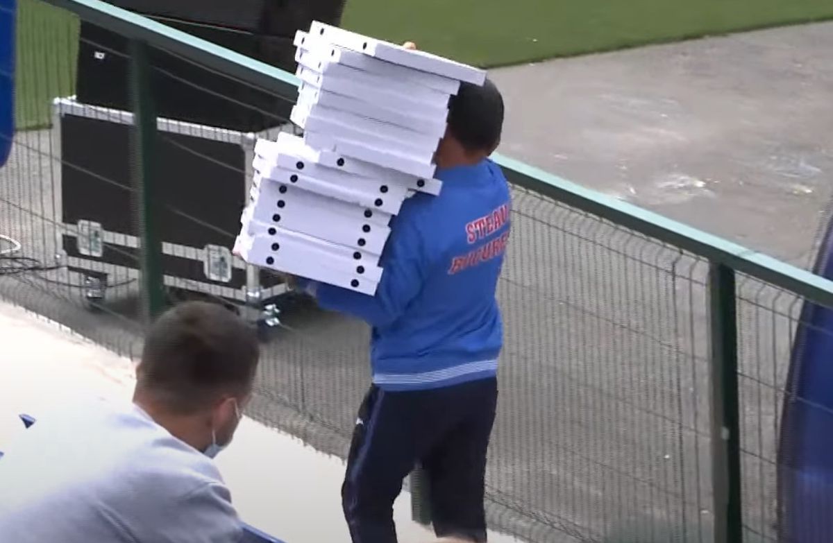 Imaginea zilei la „barajul” Mostiștea Ulmu - Steaua: ce s-a livrat în vestiarul „militarilor” :)