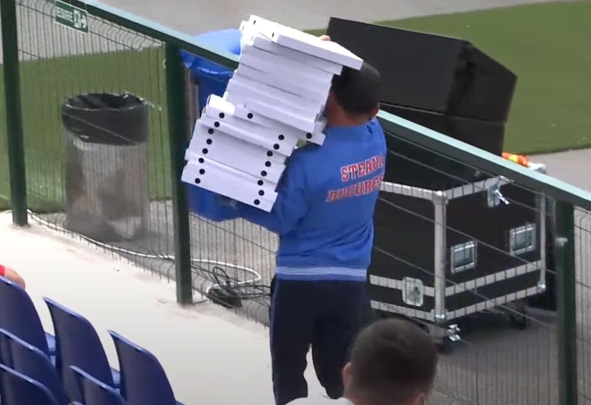 Imaginea zilei la „barajul” Mostiștea Ulmu - Steaua: ce s-a livrat în vestiarul „militarilor” :)