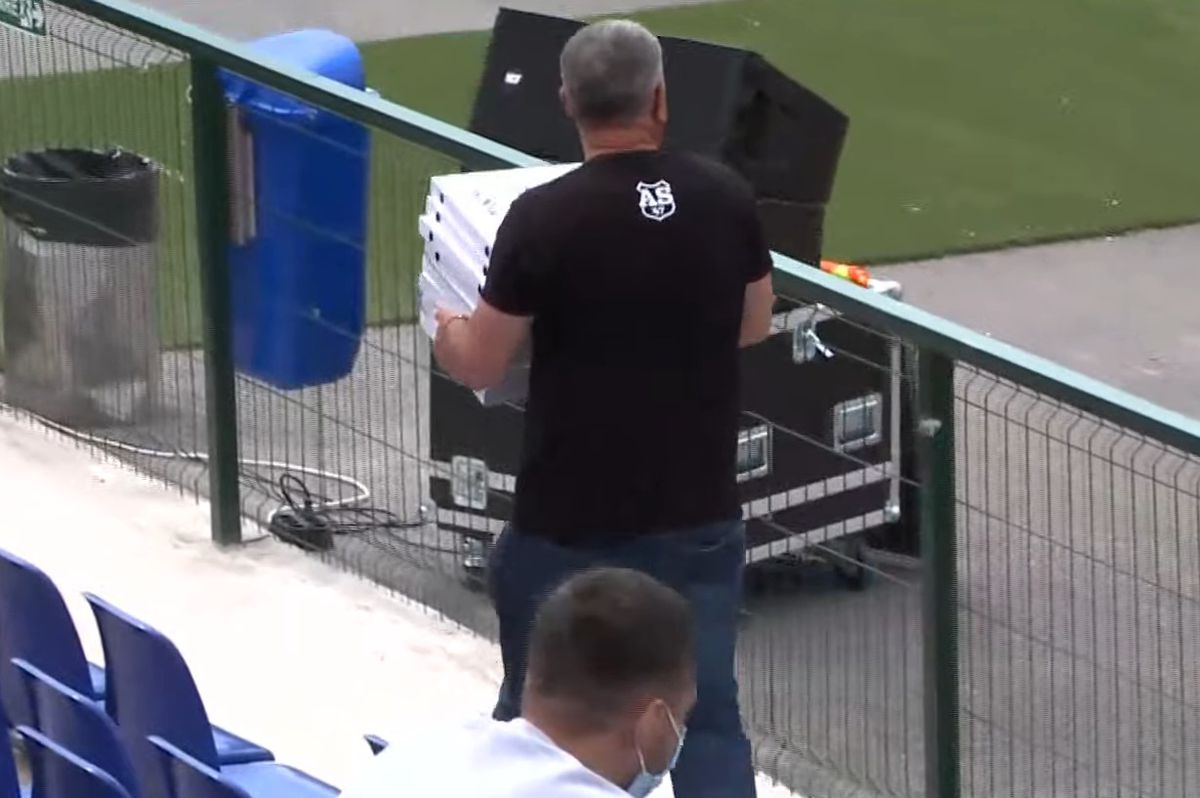 Imaginea zilei la „barajul” Mostiștea Ulmu - Steaua: ce s-a livrat în vestiarul „militarilor” :)