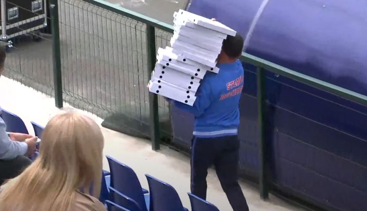 Imaginea zilei la „barajul” Mostiștea Ulmu - Steaua: ce s-a livrat în vestiarul „militarilor” :)