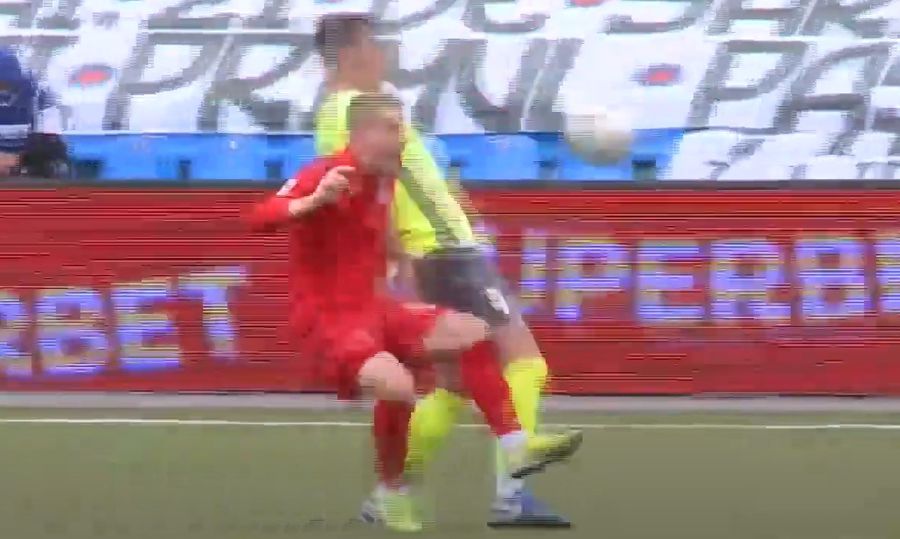 Acasandrei îl faultează pe Enceanu // FOTO: Captură Telekom Sport Mister elucidat! De ce a fost eliminat Acasandrei în Mostiștea Ulmu - Steaua » Gestul făcut de arbitru a creat confuzie