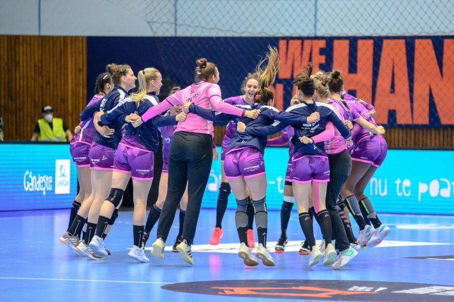 Bucuria fetelor de la Nantes după calificarea în finală FOTO Dan Potor Nantes Atlantique - Minaur Baia Mare 36-34. Minaur a pierdut în semifinalele EHF European League. Dezastru pe interul stânga!