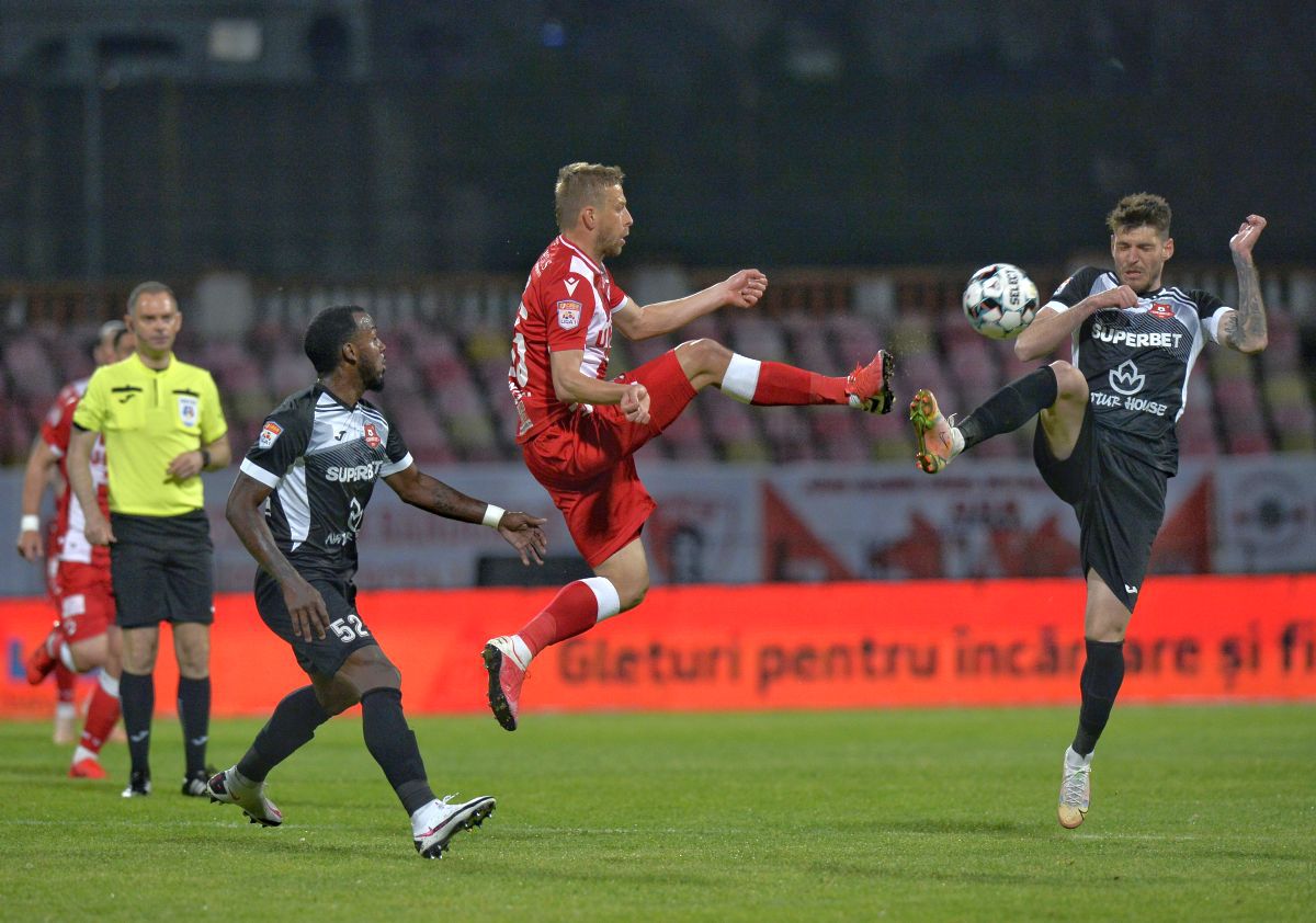 Penalty și eliminare în favoarea lui Dinamo în prima repriză » Jucătorul lui Hermannstadt, uimit de decizia arbitrului