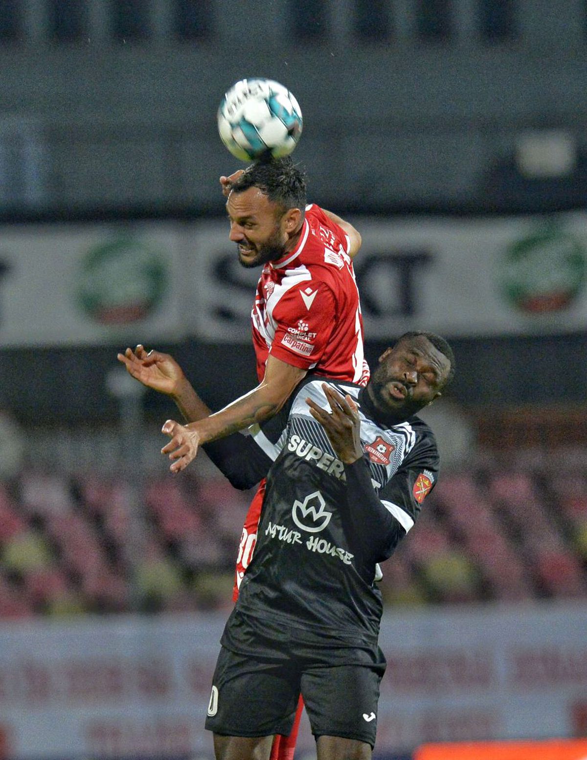 Penalty și eliminare în favoarea lui Dinamo în prima repriză » Jucătorul lui Hermannstadt, uimit de decizia arbitrului