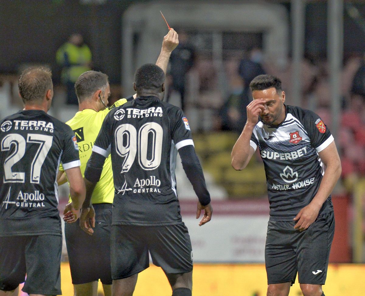 Auch! Contestă arbitrajul după Dinamo - Hermannstadt, dar NU știe regulamentul: „De ce-mi dai «roșu»?”
