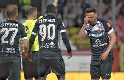 Penalty și eliminare în favoarea lui Dinamo în prima repriză » Jucătorul lui Hermannstadt, uimit de decizia arbitrului