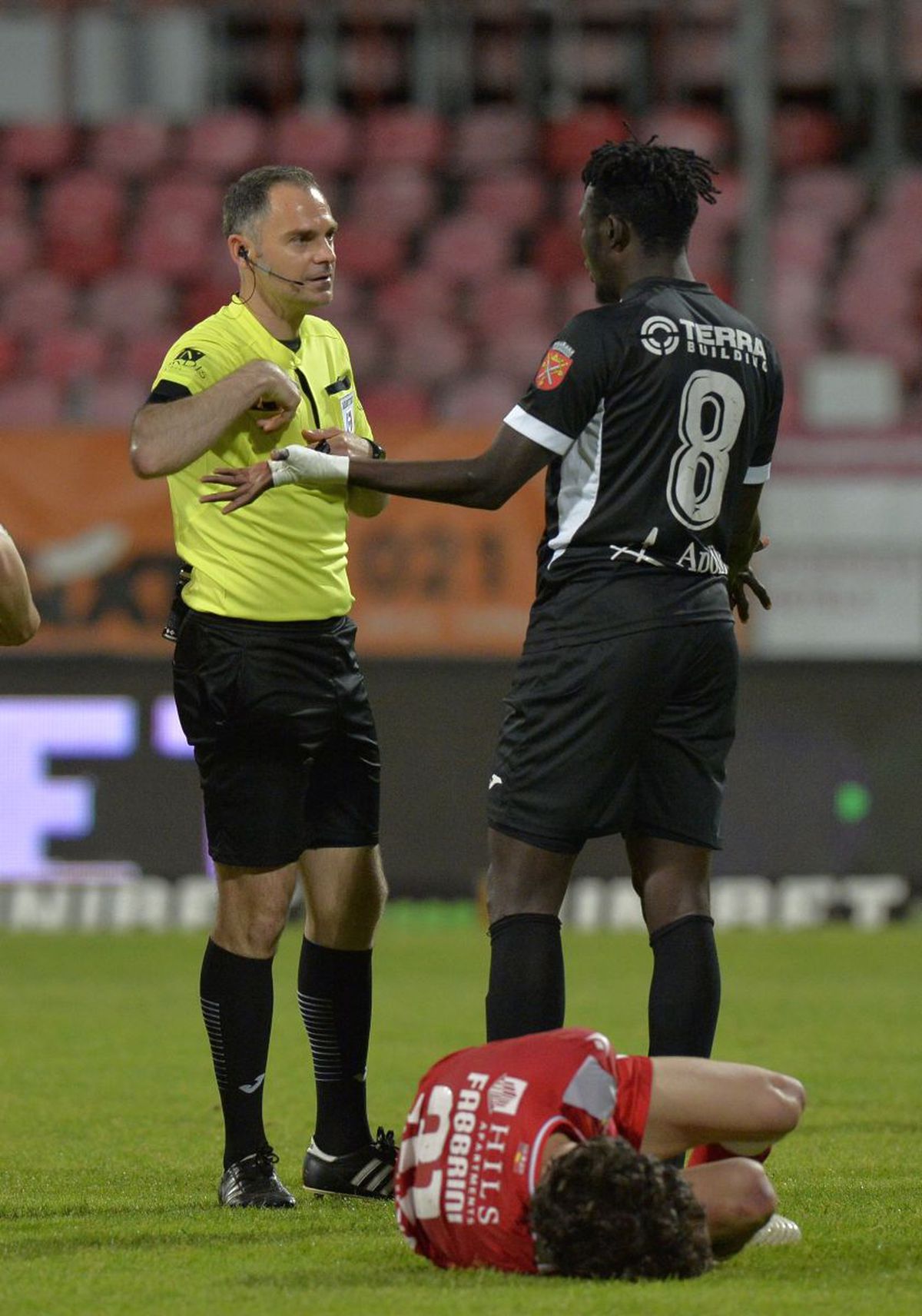 Penalty și eliminare în favoarea lui Dinamo în prima repriză » Jucătorul lui Hermannstadt, uimit de decizia arbitrului